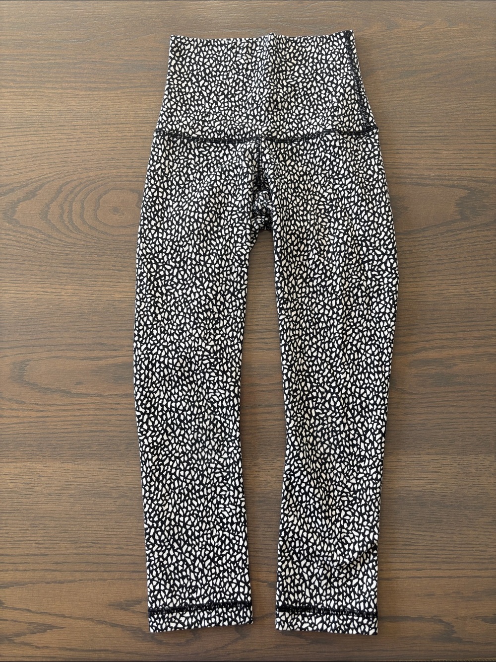 Lululemon High-Waist Black & White Printed cropped Leggings